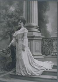 Frau in Kleid von Paquin