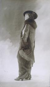 Frau in Mantel von Normand