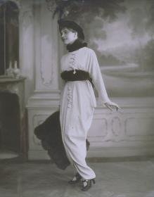 Frau in Kleid von V. Manheimer