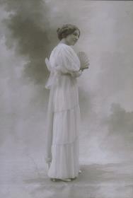 Frau in Kleid
