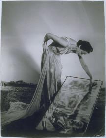 Frau in Kleid von Schulze-Bibernell