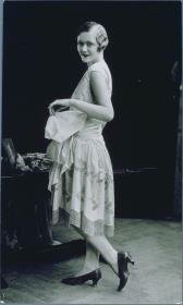 Frau in Kleid