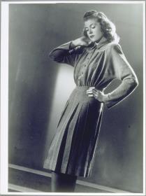 Frau in Kleid