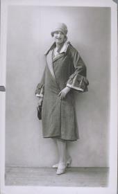 Frau in Mantel von Boué Soeurs