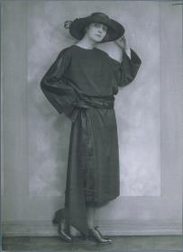 Frau in Kleid von Gerson-Prager Hausdorff