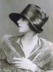 Frau mit Hut von Paula Schwarz