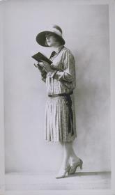 Frau in Kleid von Rosine Aoust