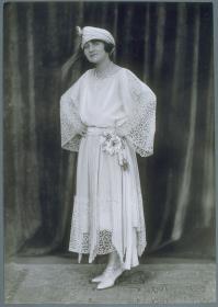 Clara Karry in Kleid von Modellhaus Max Becker und Hut von Agnès Gallewski