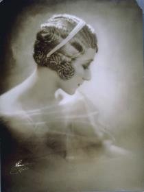 Edmonde Guy mit Haarreif