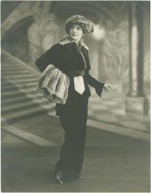 Frau in Jacke und Rock von V. Manheimer