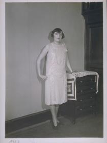Frau in Kleid von Donguy