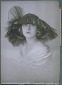 Frau mit Hut von Paula Schwarz
