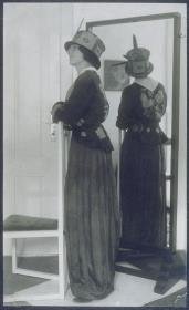 Frau in Jacke und Rock von Wiener Werkstätte