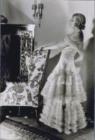 Frau in Kleid