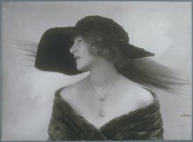 Karen Brandt mit Hut von Auguste Münzer
