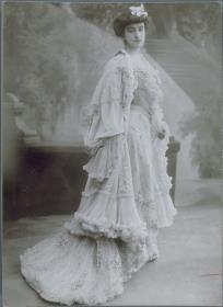 Enis von Wedel in Kleid von Redfern