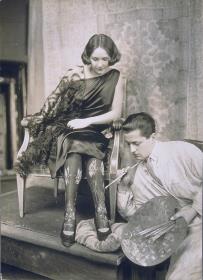 Dina Gralla in Kleid und bemalten Strümpfen, Maler Baron Herbert von Ledermann-Wartberg