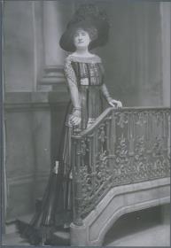 Frau in Kleid von Jacques Doucet