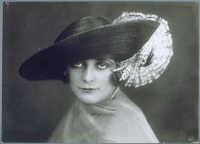 Frau mit Hut von Paula Schwarz