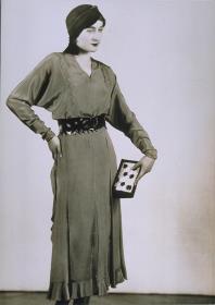 Frau in Kleid mit Hut von Regina Friedlaender