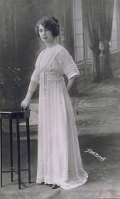 Frau in Kleid und Jacke von Olivian Brevet