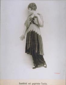 Frau in Kleid und Tunika von Eichstädt