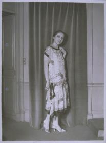 Frau in Kleid von Yteb