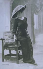 Frau in Kleid