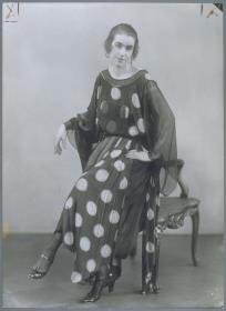 Anni Malowa in Kleid von Modellhaus Max Becker