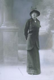 Frau in Jacke und Rock von Antonie Heubert