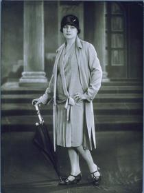 Frau in Ensemble von Modellhaus Max Becker