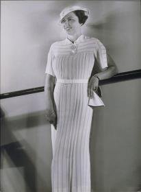 Frau in Kleid von Wachtel