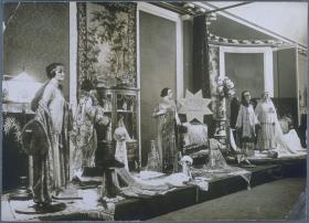 Figurinen mit Kleidern von C. A. Herpich