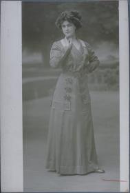 Frau in Kleid