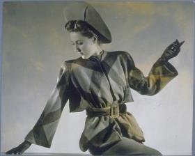 Frau in Jacke von Hansen Bang