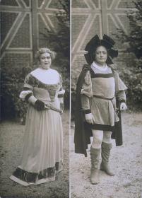 Frau in Kleid und Mann in Wams, Beinlingen, Capa und Barett. Historisierende Theaterkostüme