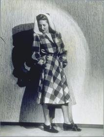 Frau in Mantel von Hermann Schwichtenberg