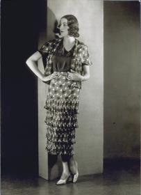 Frau in Ensemble von Modellhaus Max Becker