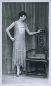 Frau in Kleid von Nurande