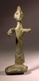 Primitive (protogeometrische) Statuette eines Mannes mit Helm