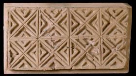 Friesplatte über der Nische des Mittelgeschosses von der rekonstruierten Fassade des Partherpalastes aus Assur