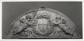 Lünette mit zwei Putten und einem Wappen