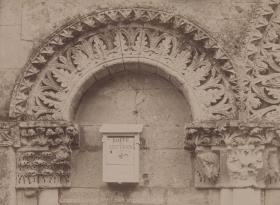 Ecurat, Kirche, Westportal, Detail