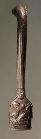 Kannenhenkel mit reliefierter Attasche