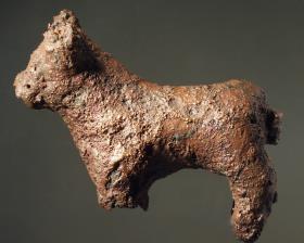 Tierfigur (beide Vorderbeine fehlen größtenteils), noch mit Gußkern innen