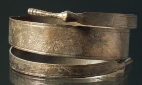 Armring mit einfacher Wellenlinie