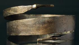 Armring mit einfacher Wellenlinie