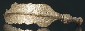 Fragment eines Armrings in Form eines Weidenblattbandes