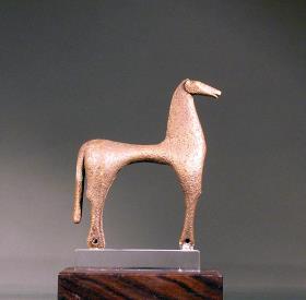 Pferd, unten mit seitlichen durchbohrten Beinen, von Gefäß oder Gerät