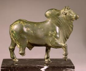 Römische Statuette eines schreitenden Buckelochsen